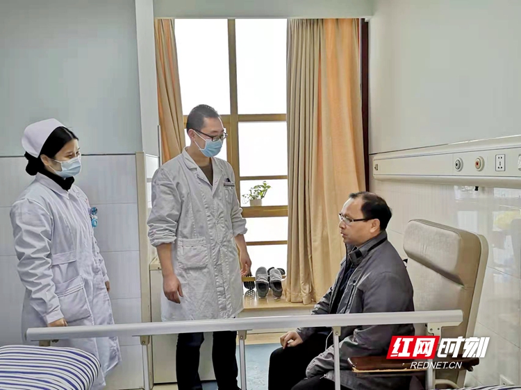 春節期間，陳成和同事堅守崗位，查看病房。_副本.jpg