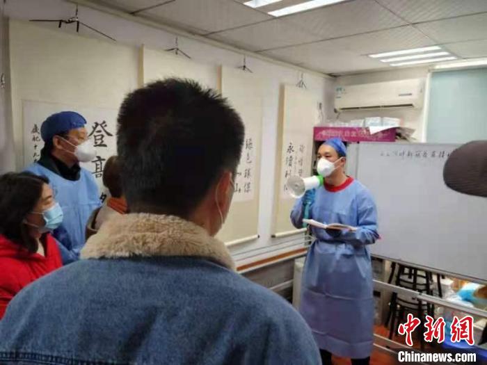 宋鍵在布置小區的防疫措施 周家渡街道供圖