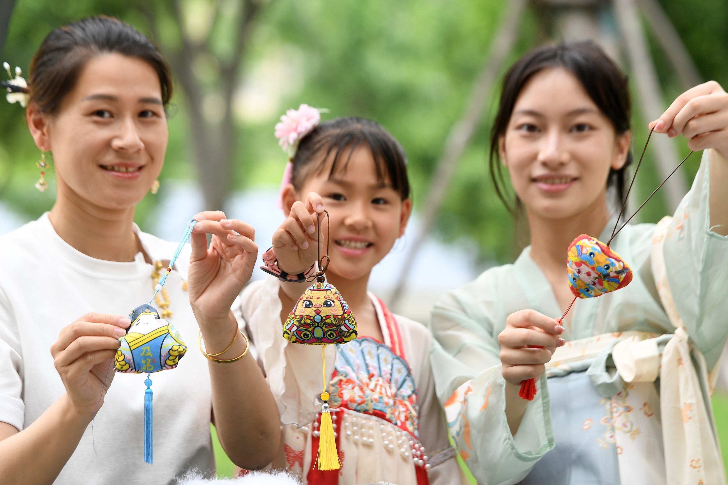 武漢頤湖公園舉行“我們的節(jié)日·端午·‘粽’享非遺”活動(dòng)，游園市民縫制香囊。（圖片來源：視覺中國）