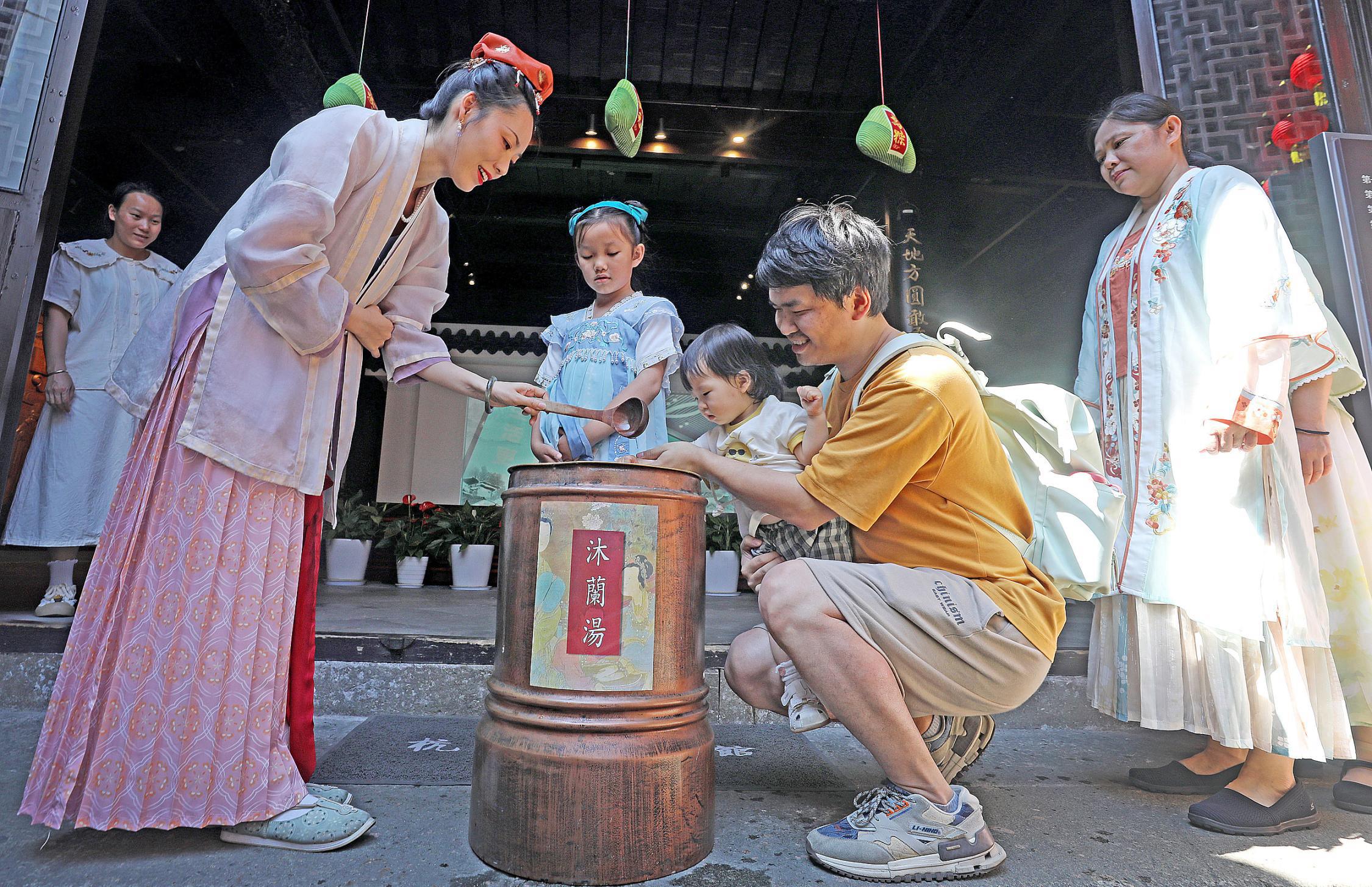 杭州方志館復(fù)原“南宋版”端午習(xí)俗。（圖片來源：視覺中國）